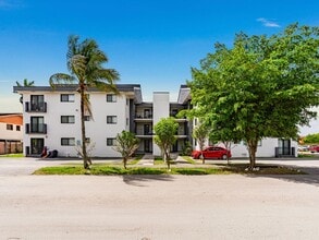 1490 West 42nd Place in Hialeah, FL - Building Photo - Building Photo