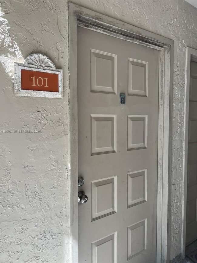 8333 Lake Dr in Doral, FL - Building Photo - Building Photo