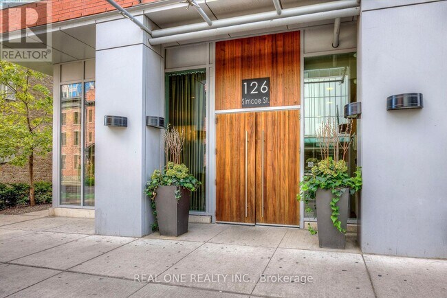 126 Simcoe St in Toronto, ON - Building Photo - Building Photo