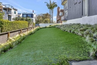 24 E Westwind St in Marina Del Rey, CA - Foto de edificio - Building Photo