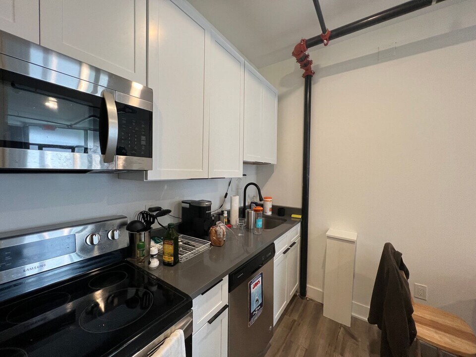 1610 W Montgomery Ave in Philadelphia, PA - Building Photo