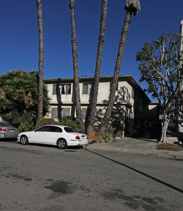 6537 La Mirada Ave in Los Angeles, CA - Building Photo