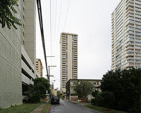 Waikiki Skytower in Honolulu, HI - Foto de edificio - Building Photo