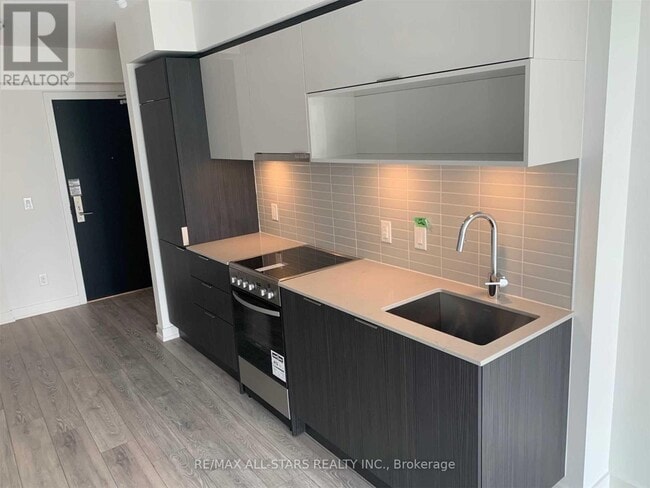 159 Wellesley St E in Toronto, ON - Building Photo - Building Photo