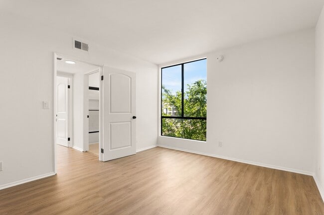 5401 Rhodes Ave in Los Angeles, CA - Building Photo - Building Photo