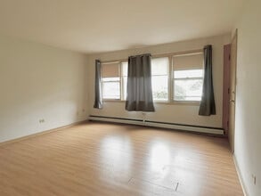 8304 W Forest Preserve Dr in Chicago, IL - Building Photo - Building Photo
