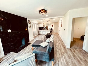 Room in House on W Brooklyn Ave in Dallas, TX - Building Photo - Building Photo