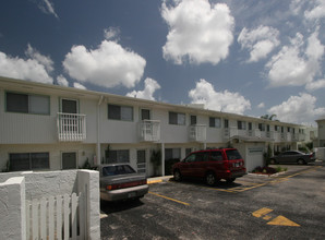 Village Green Apartments in Sarasota, FL - Foto de edificio - Building Photo