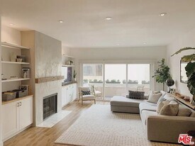 5139 Balboa Blvd, Unit 204 in Encino, CA - Building Photo
