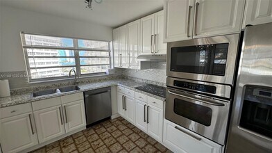 1817 S Ocean Dr in Hallandale Beach, FL - Building Photo - Building Photo