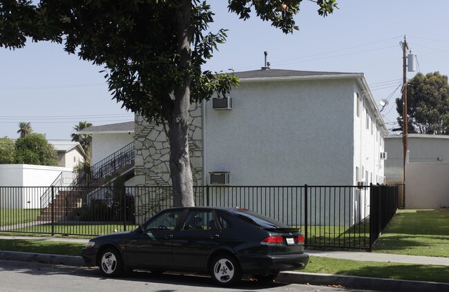2025 E Wilshire Ave in Fullerton, CA - Foto de edificio - Building Photo
