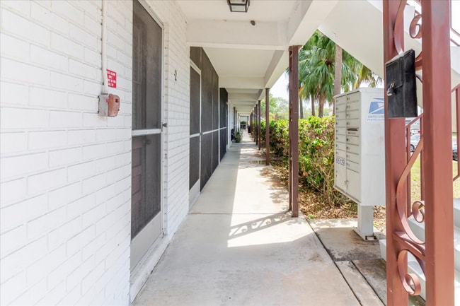 2348 Shelley St in Clearwater, FL - Foto de edificio - Building Photo