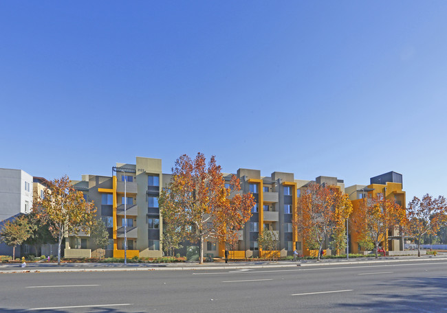 Met North in San Jose, CA - Foto de edificio - Building Photo