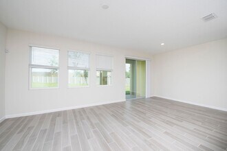 9950 Red Eagle Dr in Orlando, FL - Building Photo - Building Photo