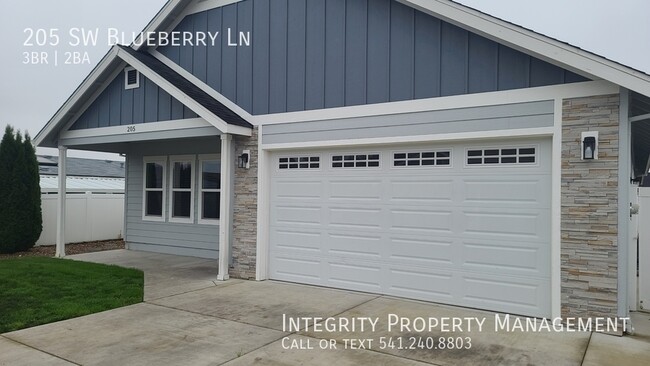205 SW Blueberry Ln in Grants Pass, OR - Building Photo - Building Photo