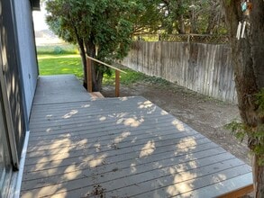 703 Easy St, Unit B in Wenatchee, WA - Foto de edificio - Building Photo