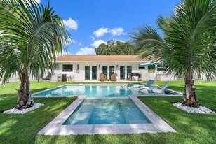 8 Windsor Rd W in Jupiter, FL - Building Photo