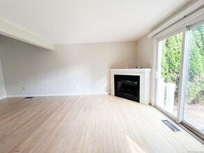 83 Sandpiper Crescent in Milford, CT - Building Photo - Building Photo