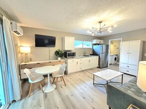 1 Minimalist Modern Studio in St. Petersburg, FL - Building Photo - Building Photo