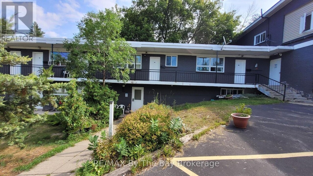 280 River Rd E in Wasaga Beach, ON - Building Photo