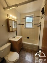 1916 W Lunt Ave, Unit GS in Chicago, IL - Building Photo