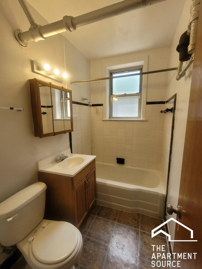 property at 1916 W Lunt Ave
