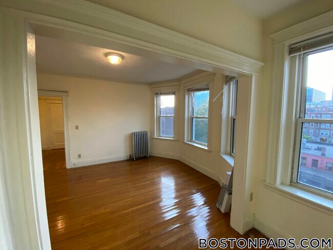 111 Park Dr in Boston, MA - Foto de edificio - Building Photo