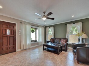 610 W North Loop Blvd in Austin, TX - Building Photo - Building Photo