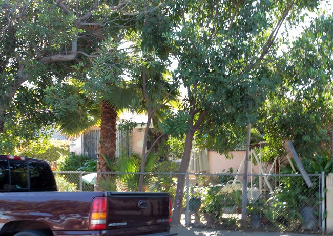 4626 Live Oak St in Bell, CA - Foto de edificio - Building Photo