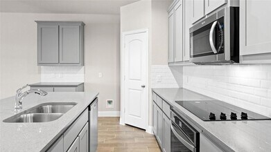 5968 Bursey Rd in Watauga, TX - Foto de edificio - Building Photo