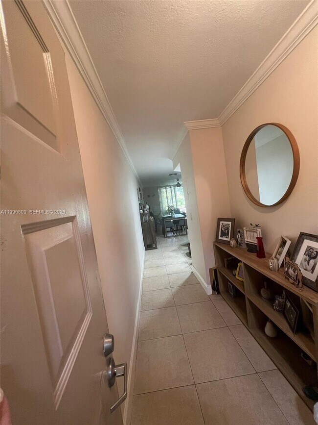 8363 Lake Dr in Doral, FL - Building Photo - Building Photo