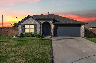 1068 Fairfax Dr in Godley, TX - Building Photo - Building Photo