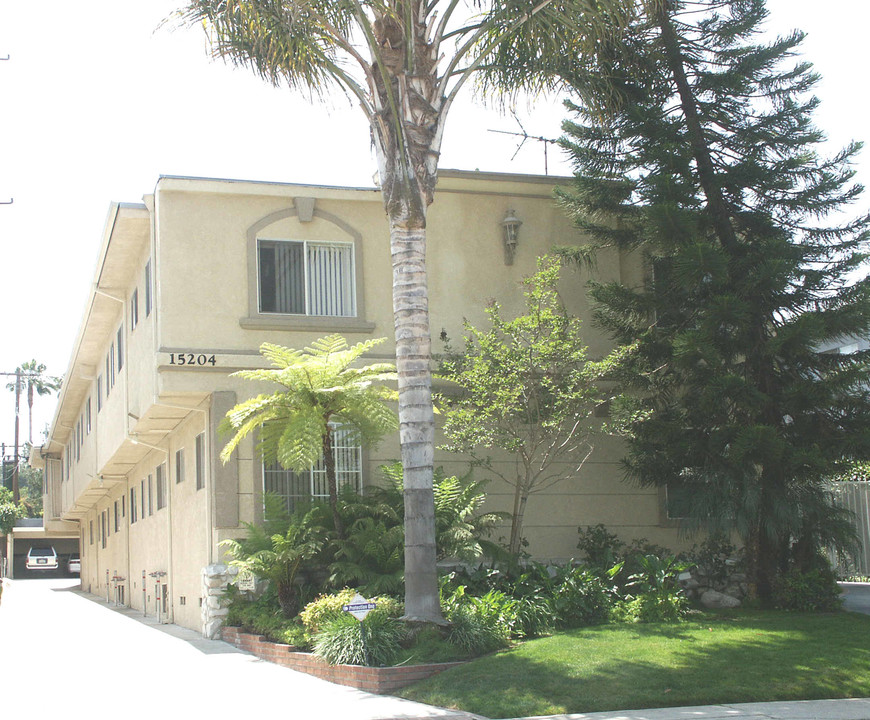 15204 Dickens St in Sherman Oaks, CA - Foto de edificio