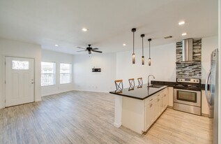 1014 Graham Dr in Tomball, TX - Building Photo