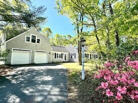 91 Hitching Post Ln in Centerville, MA - Building Photo