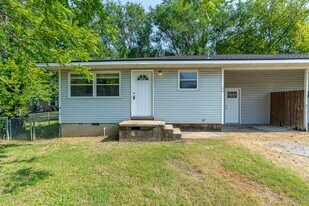 60 Neal St in Farmington, AR - Building Photo