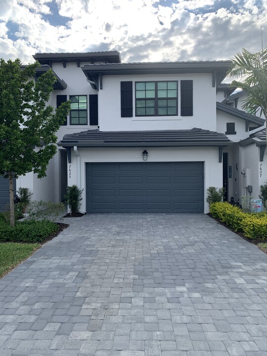 7623 Morgan Way in Naples, FL - Building Photo