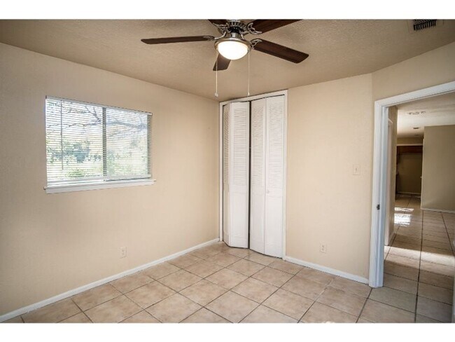 6916 Shady Grove Dr in San Antonio, TX - Building Photo - Building Photo