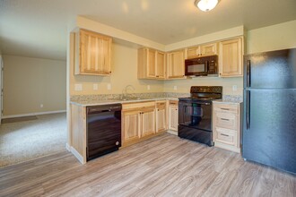 Brook Hollow Apartments in Salem, OR - Building Photo - Building Photo