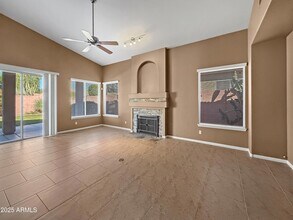 4550 E Roy Rogers Rd in Cave Creek, AZ - Foto de edificio - Building Photo