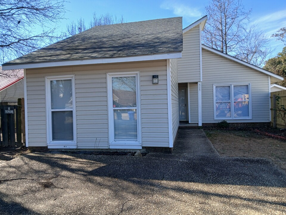 528 Hickorywood Dr in Fayetteville, NC - Building Photo