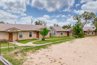 Country Hills in Kerrville, TX - Foto de edificio - Building Photo