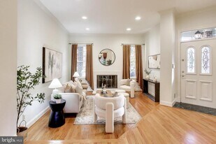 7806 Fox Gate Ct in Bethesda, MD - Building Photo