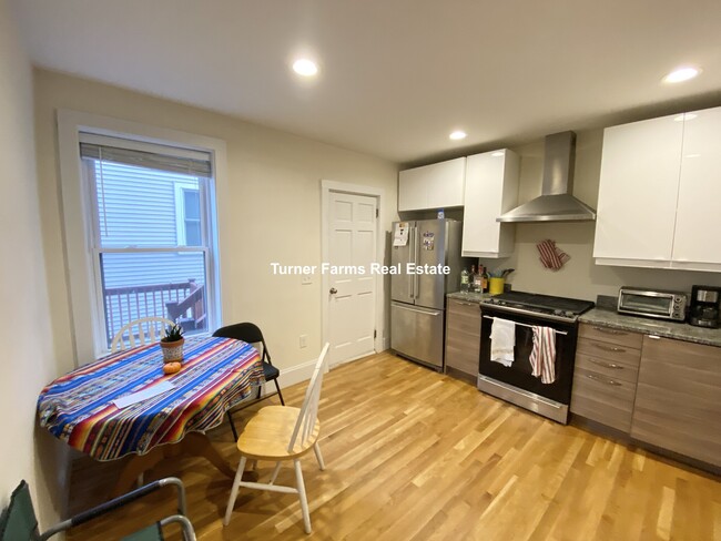 92 L St, Unit 2 in Boston, MA - Building Photo - Building Photo