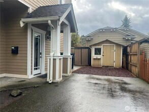 1854 Hillcrest Ave in Enumclaw, WA - Foto de edificio - Building Photo