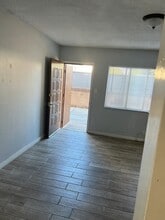 9318 Victoria Ave in South Gate, CA - Foto de edificio - Building Photo