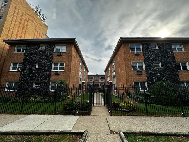 property at 1527 W Sherwin Ave