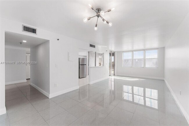 17890 W Dixie Hwy in North Miami Beach, FL - Building Photo - Building Photo