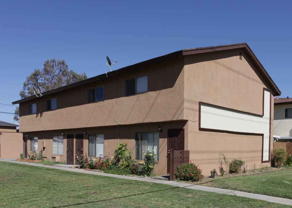 River Road Apartments in Corona, CA - Building Photo