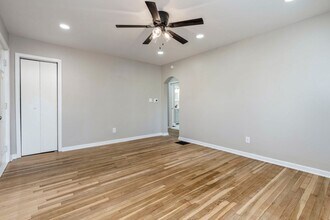 2220 Auburn Dr in Shively, KY - Building Photo - Building Photo